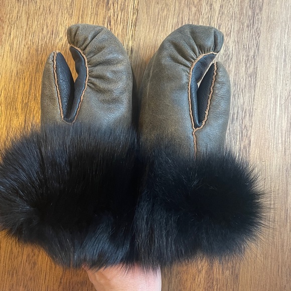 Traditional Inuit leather & fur mittens - Picture 4 of 12